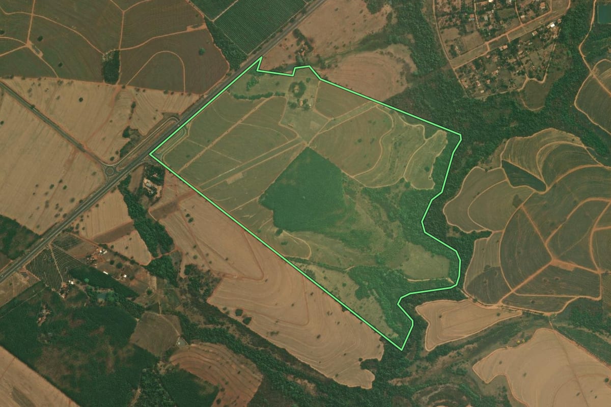 Imagem de satélite do imóvel rural em Mirassol (SP), com o contorno declarado no CAR desenhado por cima.