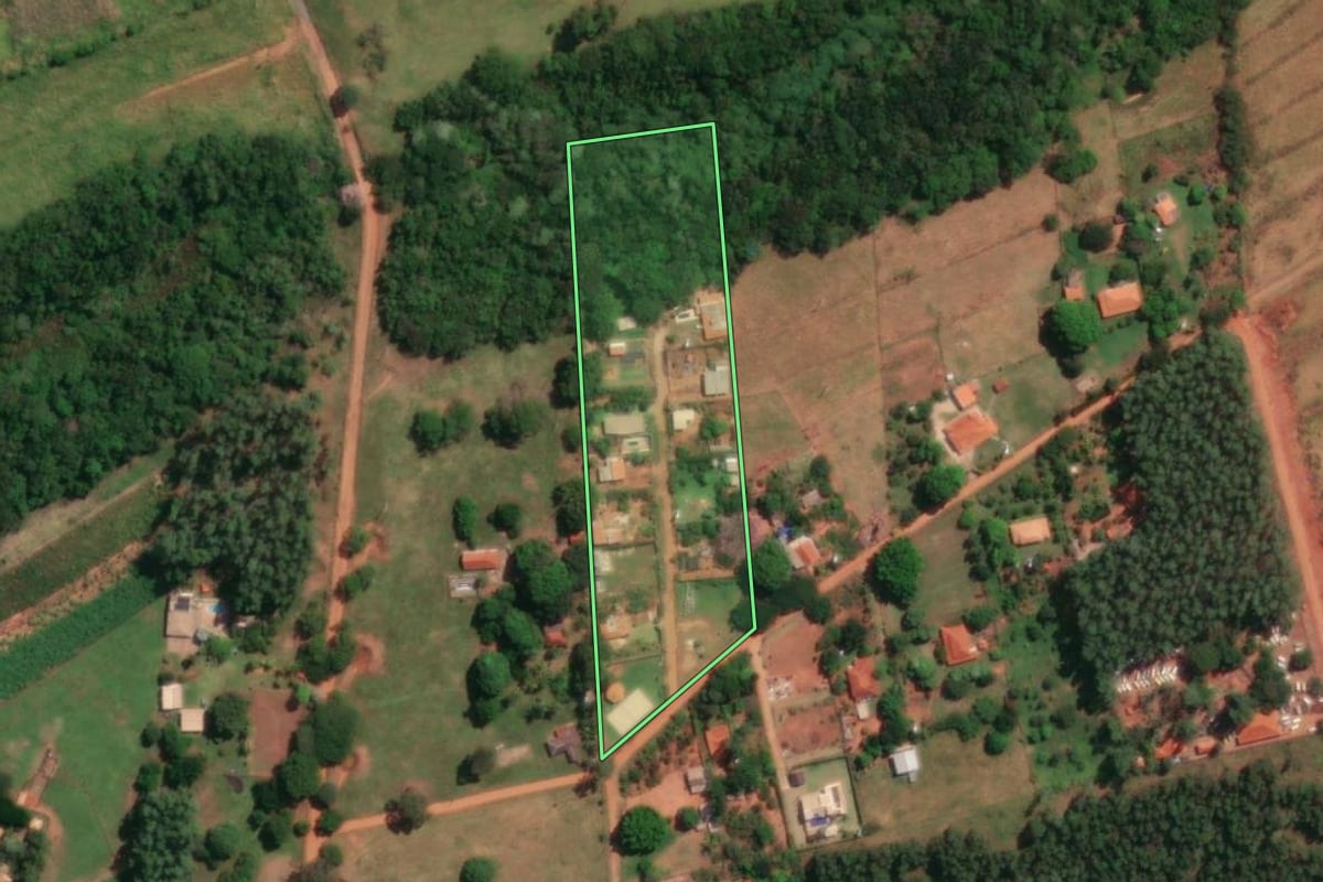 Imagem de satélite do imóvel rural em Mirassol (SP), com o contorno declarado no CAR desenhado por cima.
