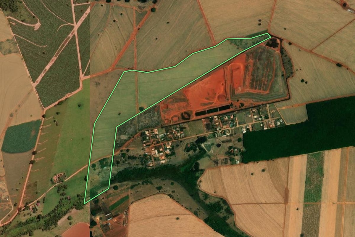 Imagem de satélite do imóvel rural em Mirassol (SP), com o contorno declarado no CAR desenhado por cima.