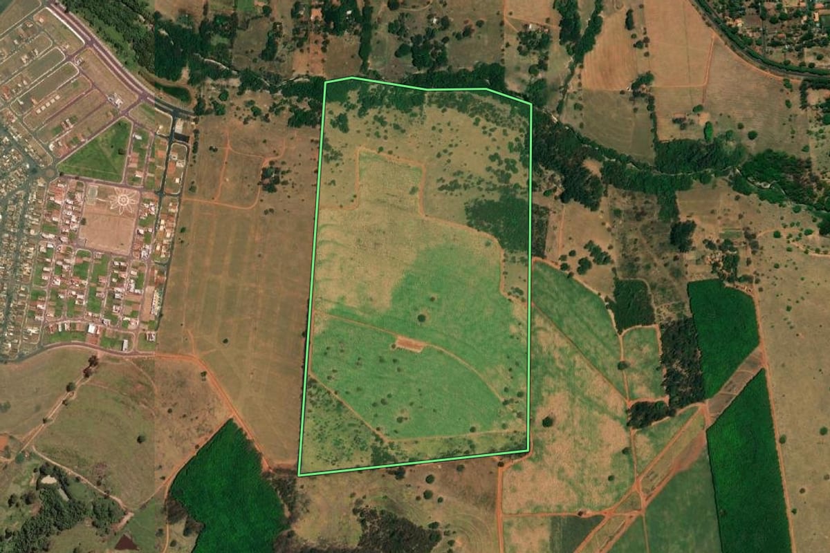 Imagem de satélite do imóvel rural em Mirassol (SP), com o contorno declarado no CAR desenhado por cima.