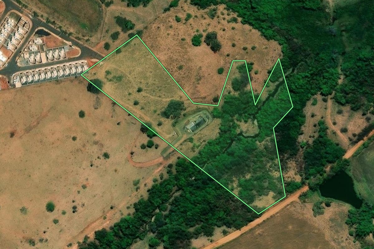 Imagem de satélite do imóvel rural em Mirassol (SP), com o contorno declarado no CAR desenhado por cima.