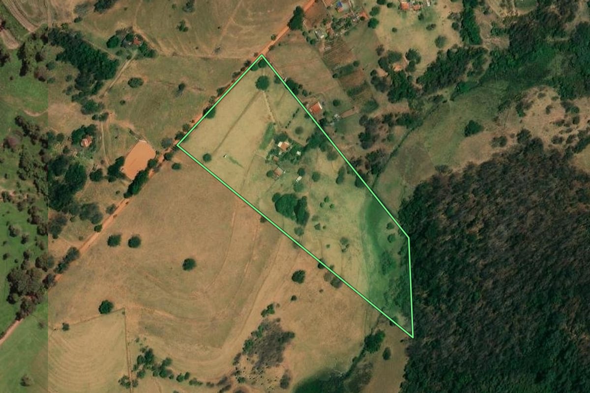 Imagem de satélite do imóvel rural em Mirassol (SP), com o contorno declarado no CAR desenhado por cima.