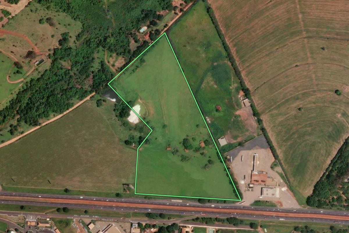 Imagem de satélite do imóvel rural em Mirassol (SP), com o contorno declarado no CAR desenhado por cima.