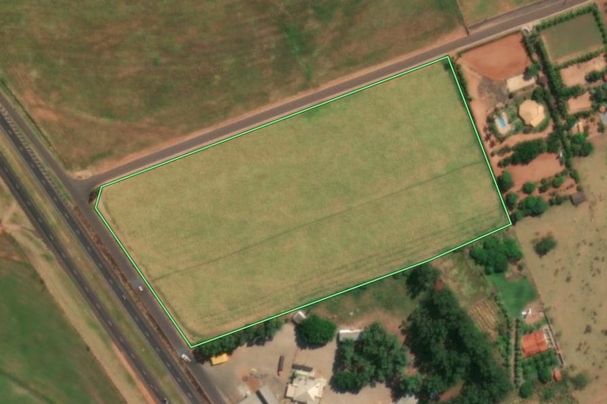 Imagem de satélite do imóvel rural em Mirassol (SP), com o contorno declarado no CAR desenhado por cima.