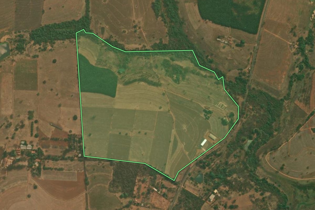 Imagem de satélite do imóvel rural em Mirassol (SP), com o contorno declarado no CAR desenhado por cima.