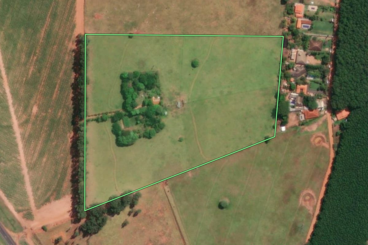 Imagem de satélite do imóvel rural em Mirassol (SP), com o contorno declarado no CAR desenhado por cima.