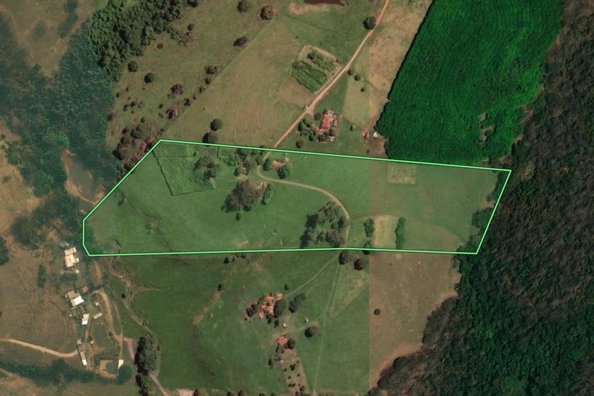 Imagem de satélite do imóvel rural em Mirassol (SP), com o contorno declarado no CAR desenhado por cima.