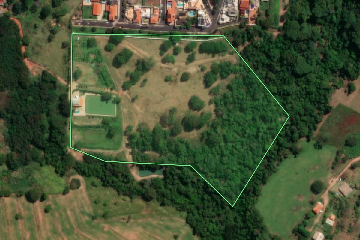 Imagem de satélite do imóvel rural em Mirassol (SP), com o contorno declarado no CAR desenhado por cima.