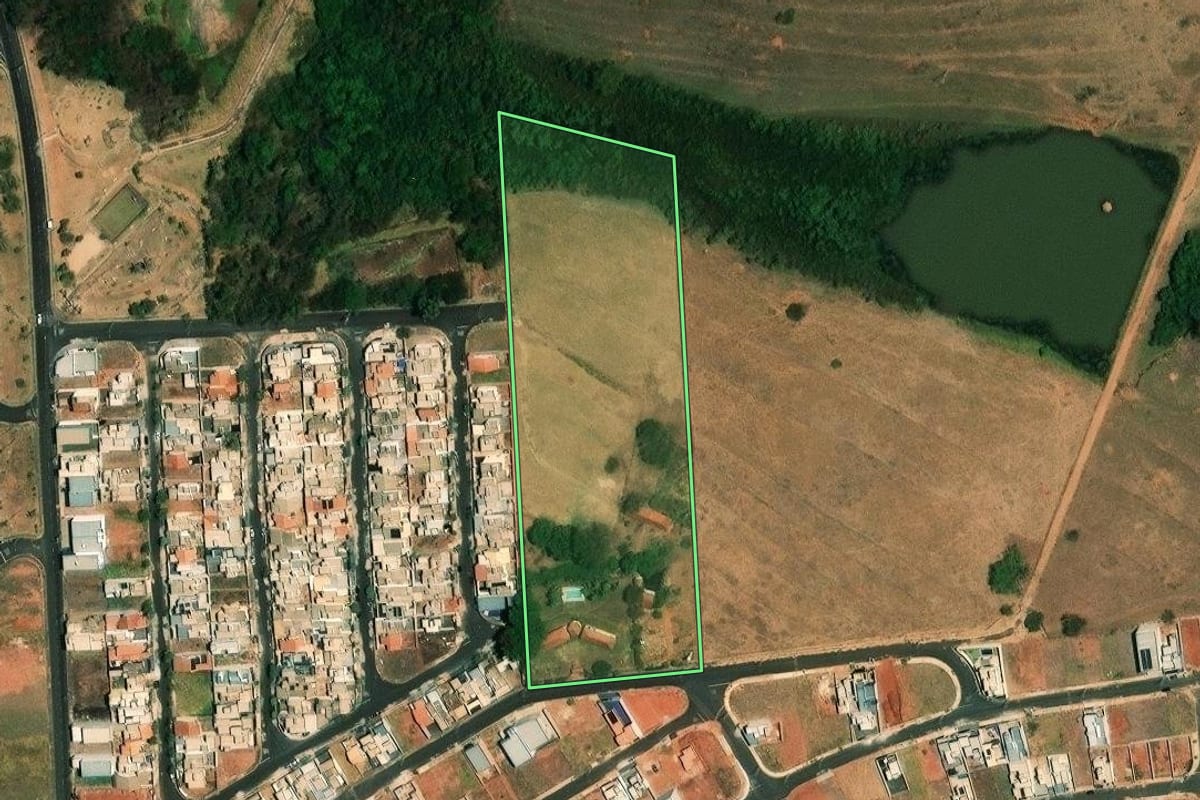 Imagem de satélite do imóvel rural em Mirassol (SP), com o contorno declarado no CAR desenhado por cima.