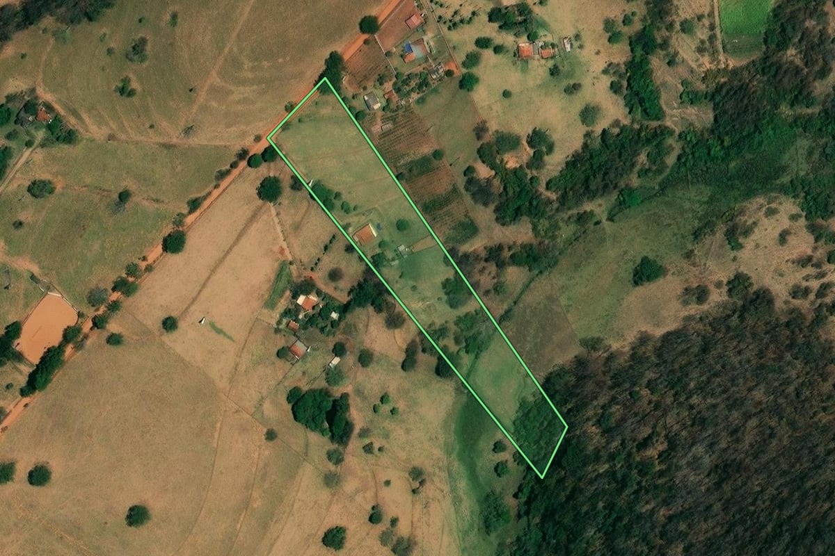 Imagem de satélite do imóvel rural em Mirassol (SP), com o contorno declarado no CAR desenhado por cima.