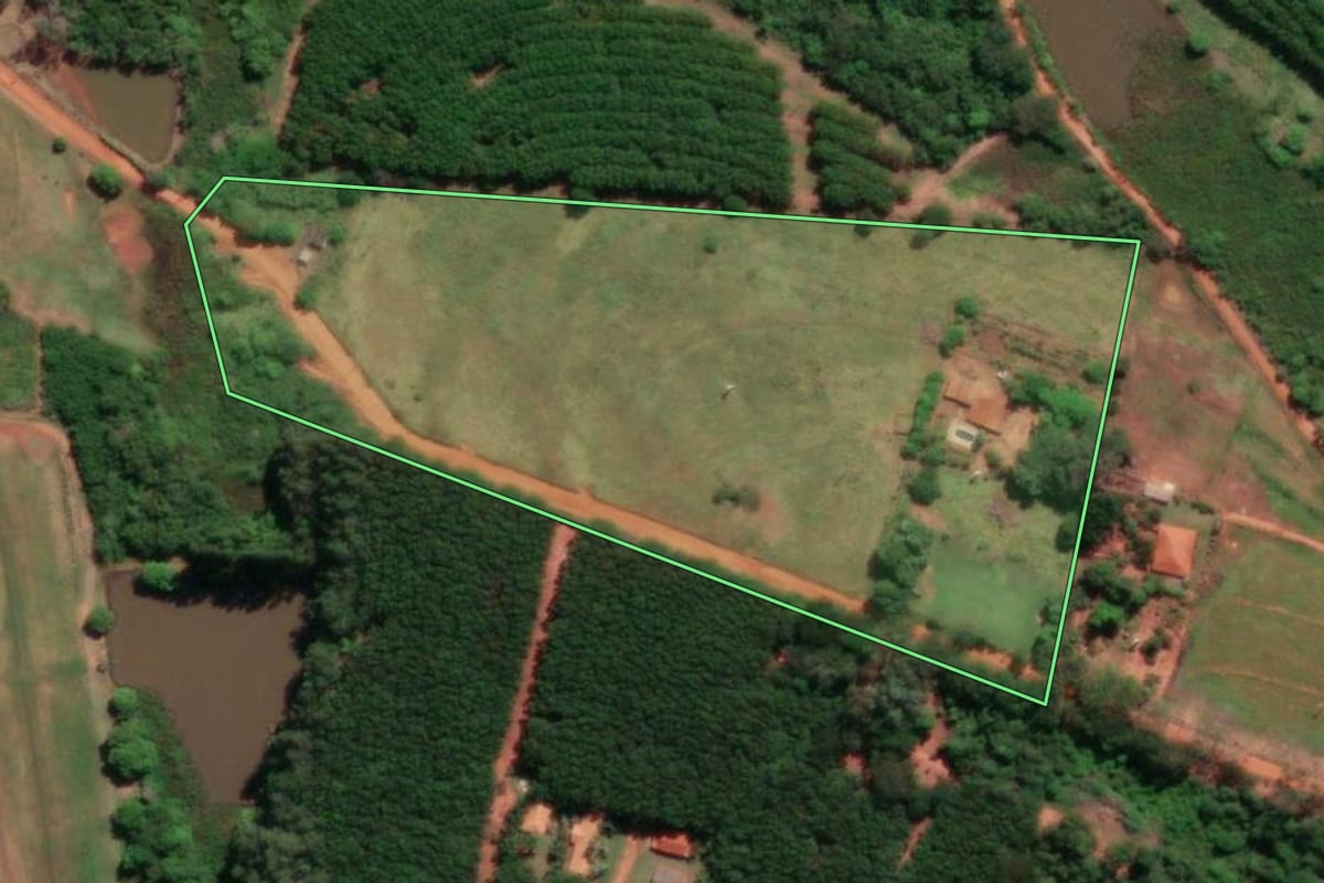 Imagem de satélite do imóvel rural em Mirassolândia (SP), com o contorno declarado no CAR desenhado por cima.