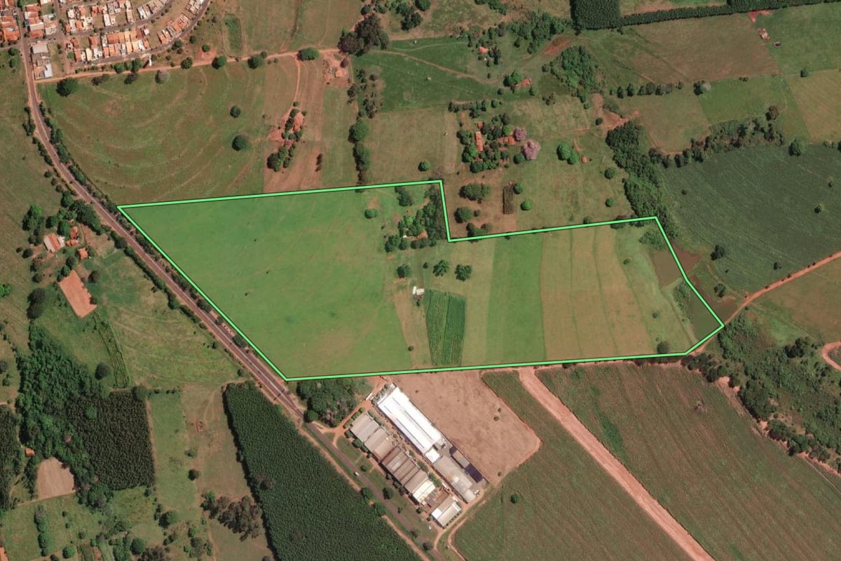 Imagem de satélite do imóvel rural em Mirassolândia (SP), com o contorno declarado no CAR desenhado por cima.
