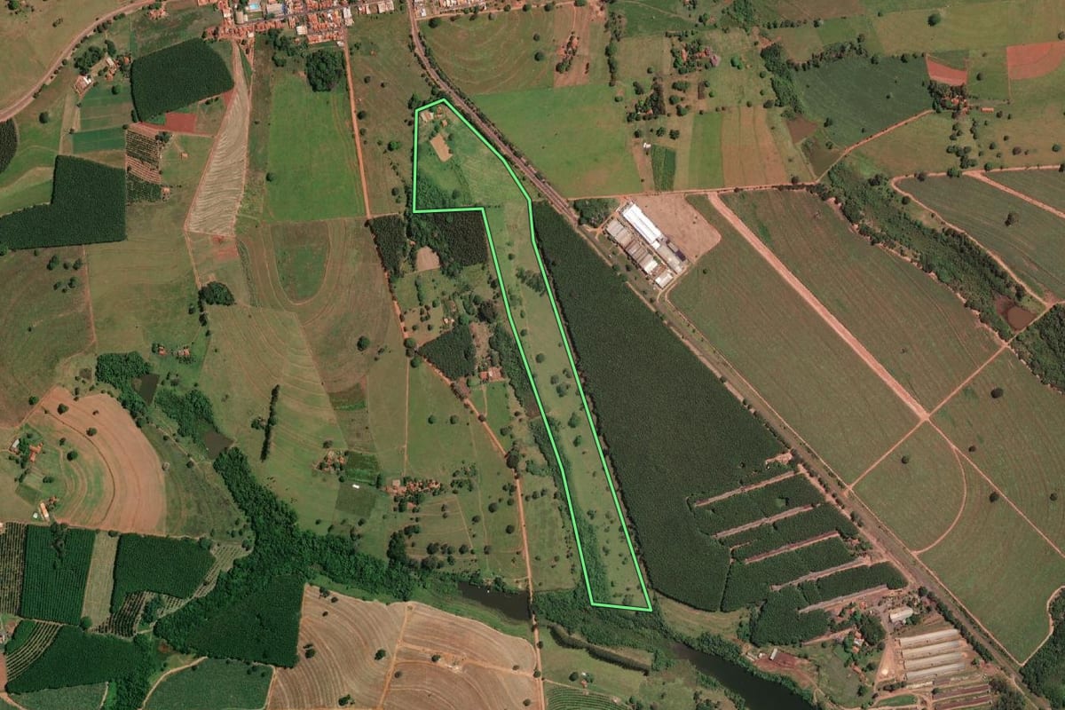 Imagem de satélite do imóvel rural em Mirassolândia (SP), com o contorno declarado no CAR desenhado por cima.