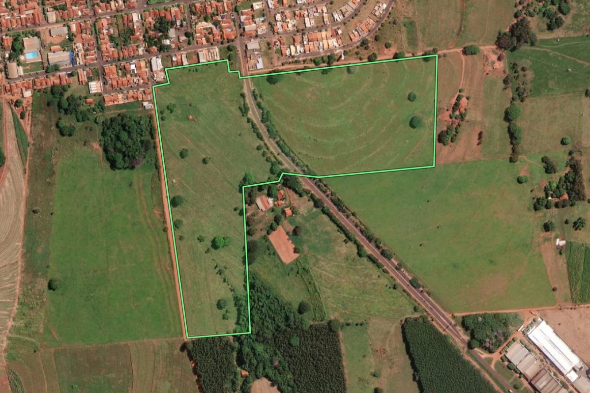 Imagem de satélite do imóvel rural em Mirassolândia (SP), com o contorno declarado no CAR desenhado por cima.