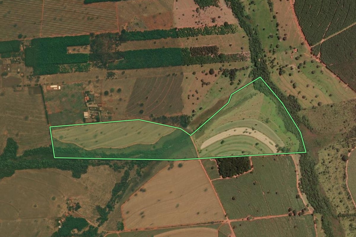Imagem de satélite do imóvel rural em Mirassolândia (SP), com o contorno declarado no CAR desenhado por cima.