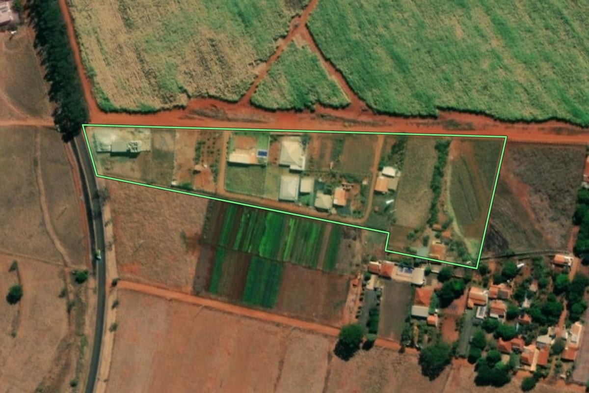 Imagem de satélite do imóvel rural em Mirassolândia (SP), com o contorno declarado no CAR desenhado por cima.
