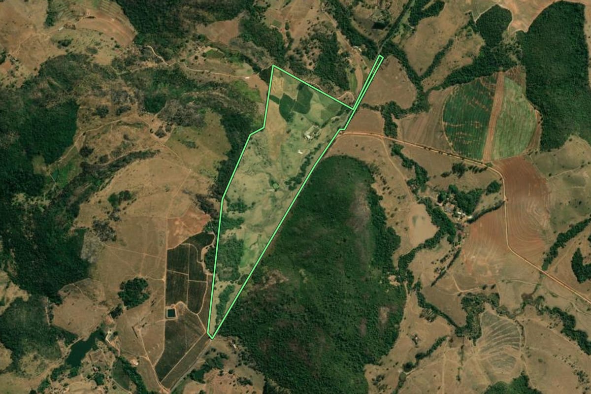 Imagem de satélite do imóvel rural em Mococa (SP), com o contorno declarado no CAR desenhado por cima.