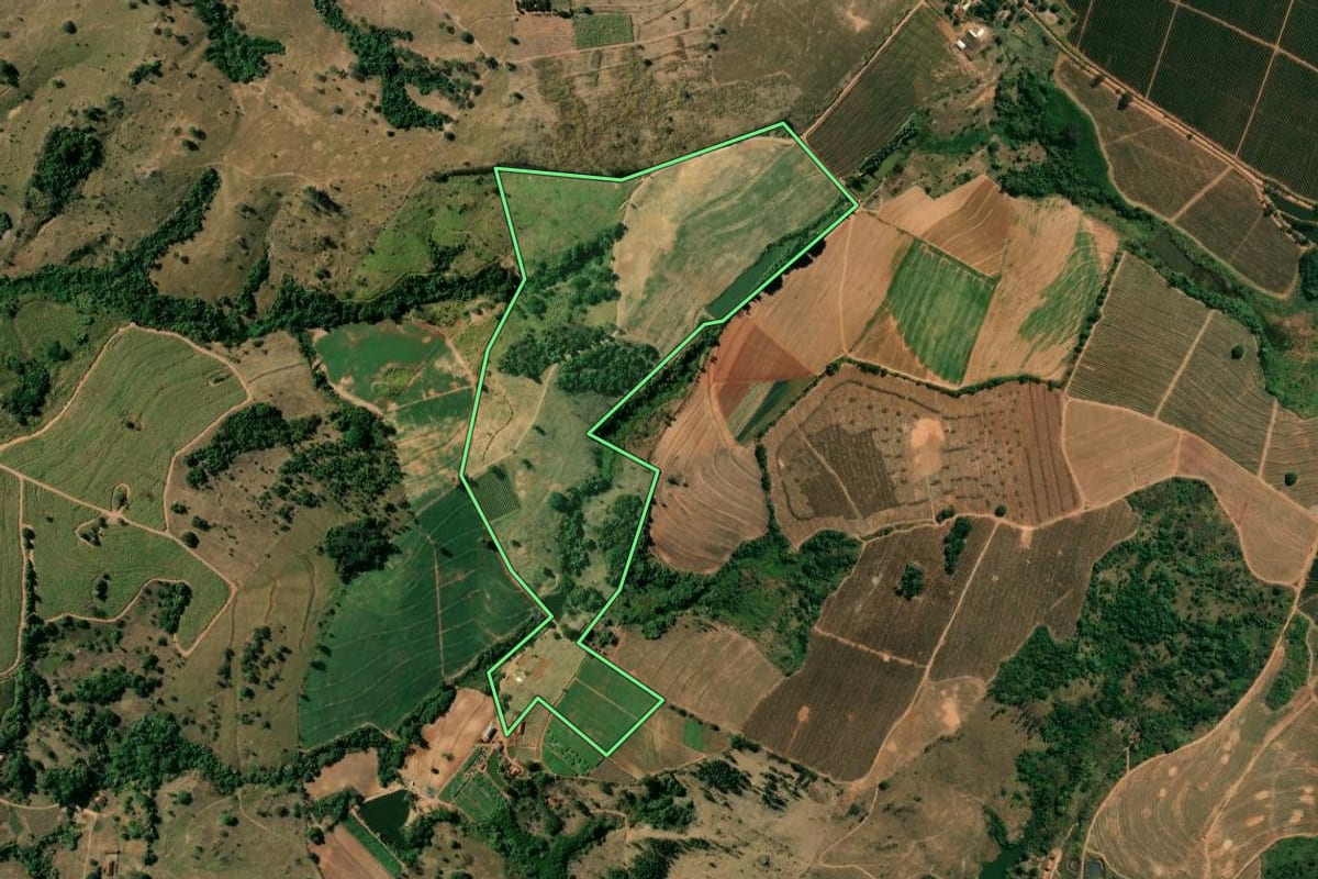 Imagem de satélite do imóvel rural em Mococa (SP), com o contorno declarado no CAR desenhado por cima.