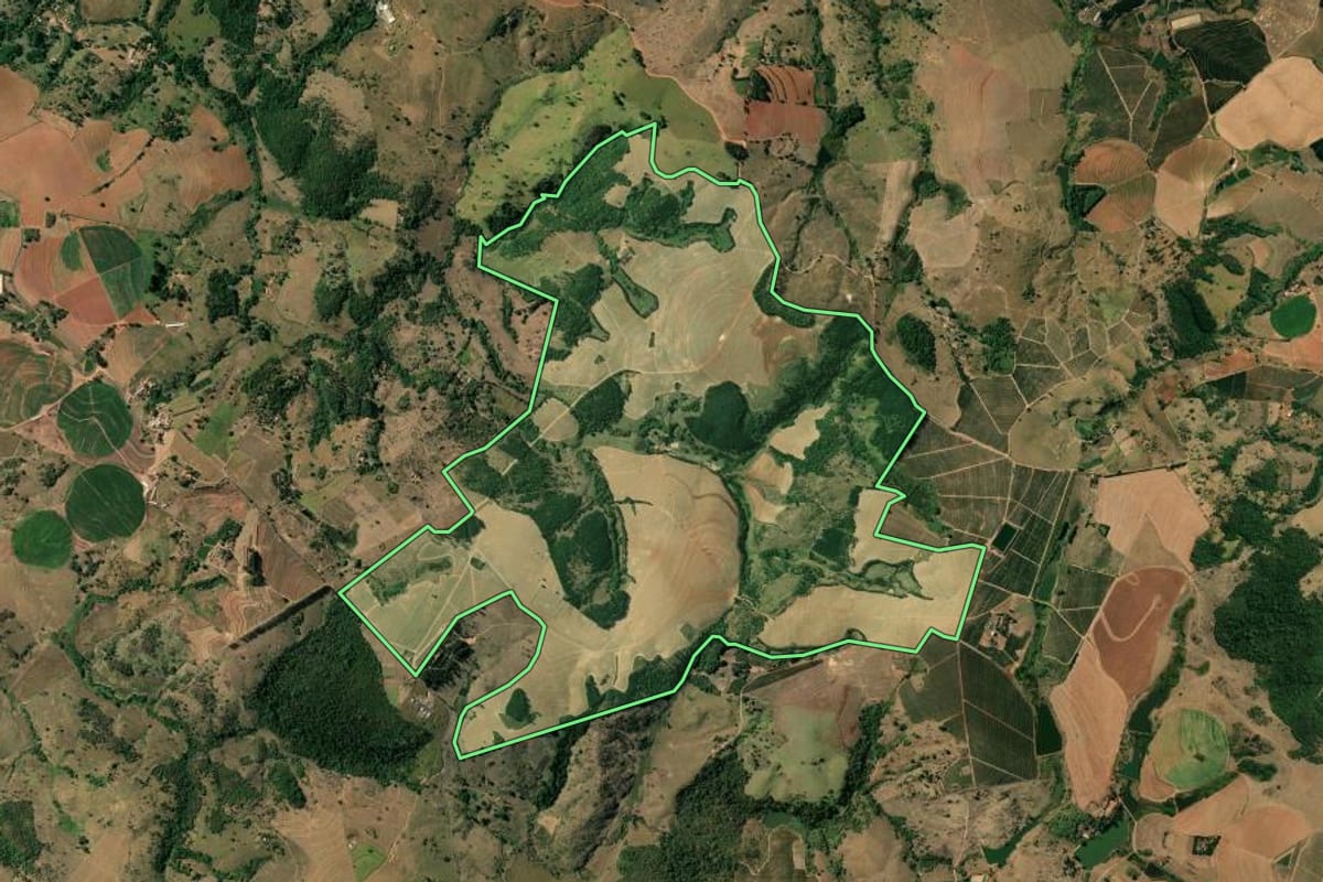 Imagem de satélite do imóvel rural em Mococa (SP), com o contorno declarado no CAR desenhado por cima.