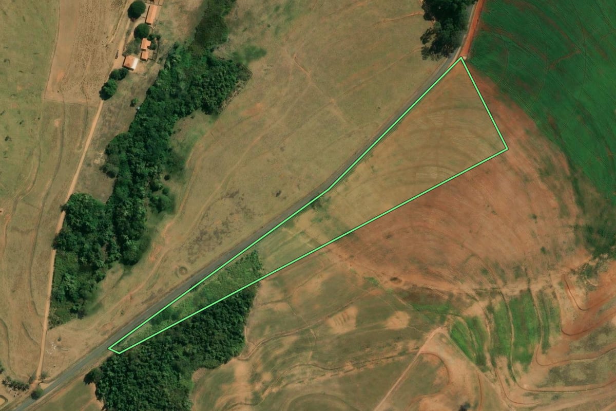 Imagem de satélite do imóvel rural em Mococa (SP), com o contorno declarado no CAR desenhado por cima.