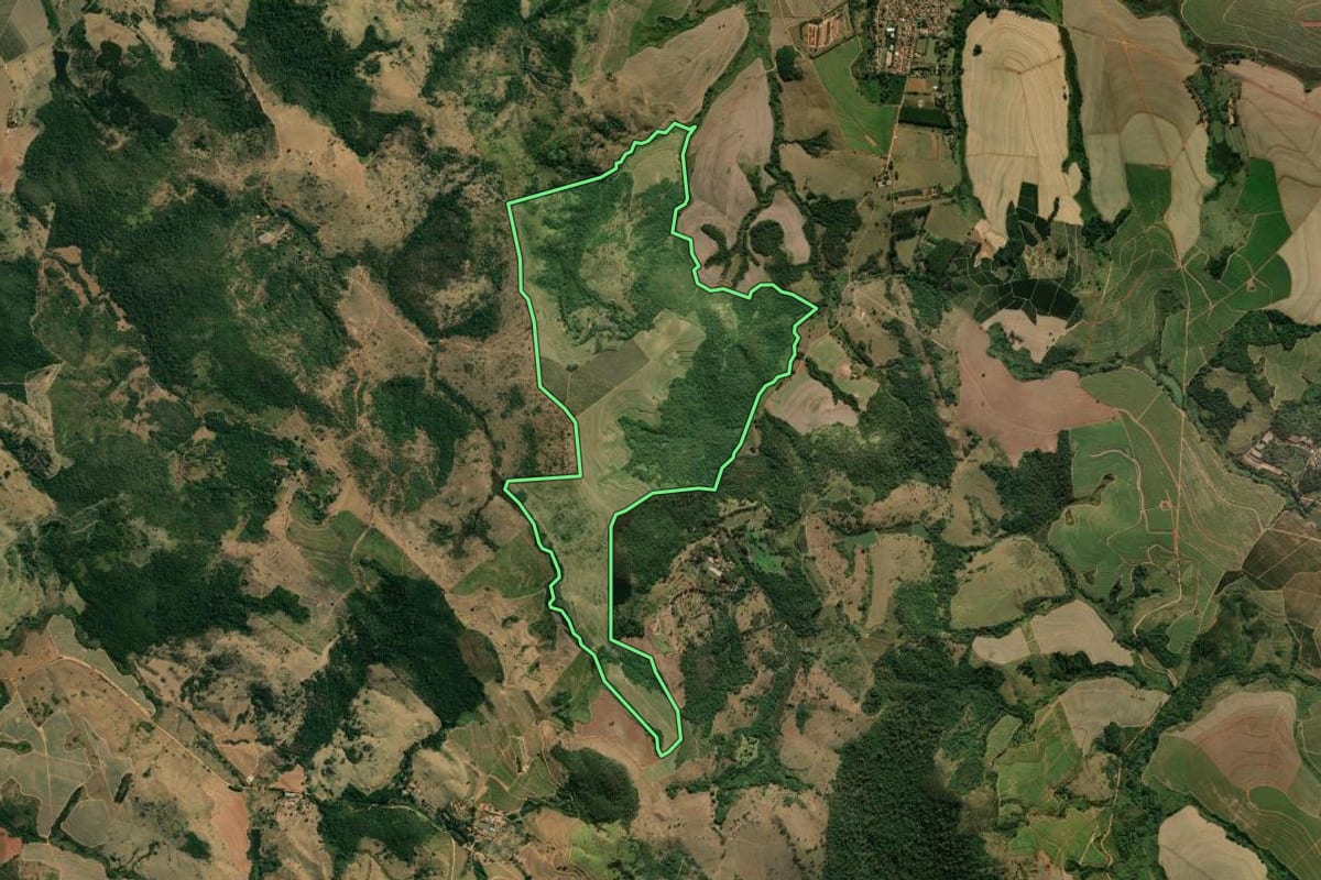 Imagem de satélite do imóvel rural em Mococa (SP), com o contorno declarado no CAR desenhado por cima.