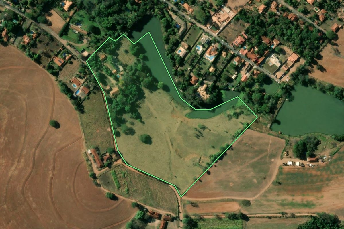 Imagem de satélite do imóvel rural em Mococa (SP), com o contorno declarado no CAR desenhado por cima.