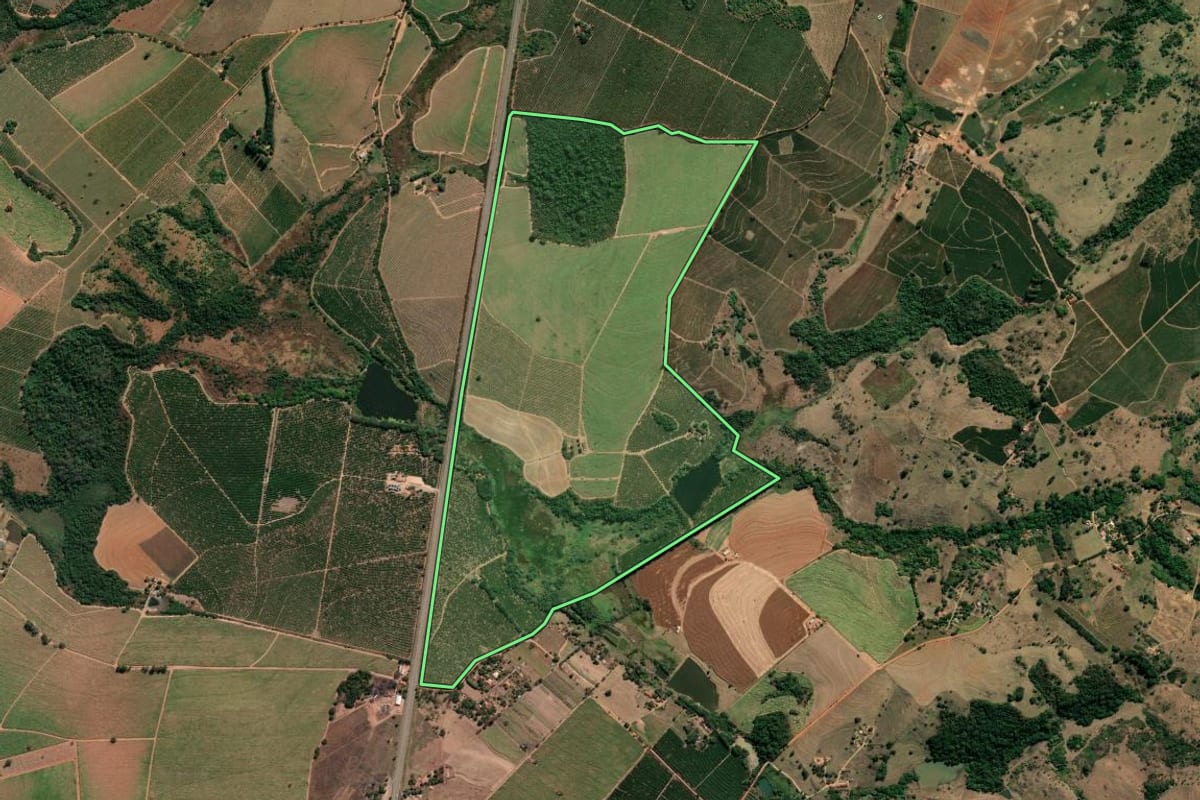 Imagem de satélite do imóvel rural em Mococa (SP), com o contorno declarado no CAR desenhado por cima.