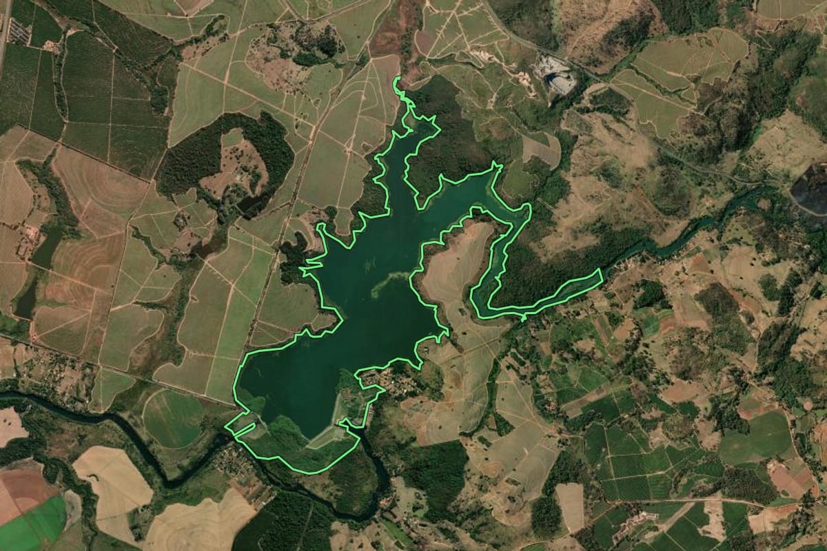 Imagem de satélite do imóvel rural em Mococa (SP), com o contorno declarado no CAR desenhado por cima.