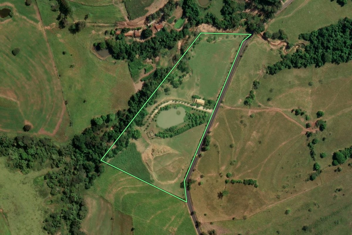 Imagem de satélite do imóvel rural em Mococa (SP), com o contorno declarado no CAR desenhado por cima.