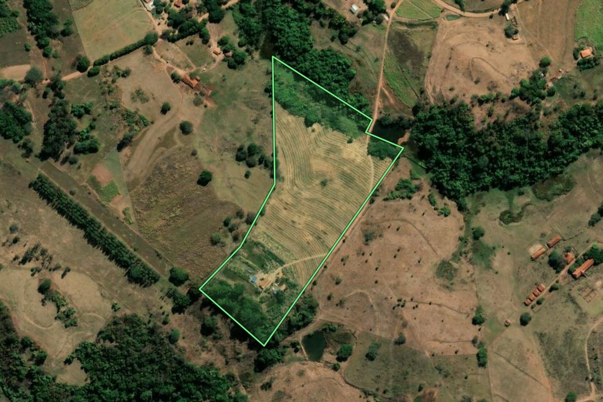 Imagem de satélite do imóvel rural em Mococa (SP), com o contorno declarado no CAR desenhado por cima.