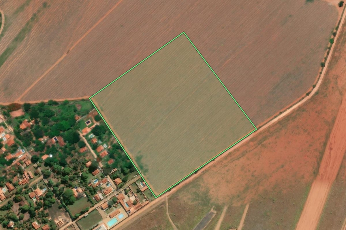 Imagem de satélite do imóvel rural em Mococa (SP), com o contorno declarado no CAR desenhado por cima.