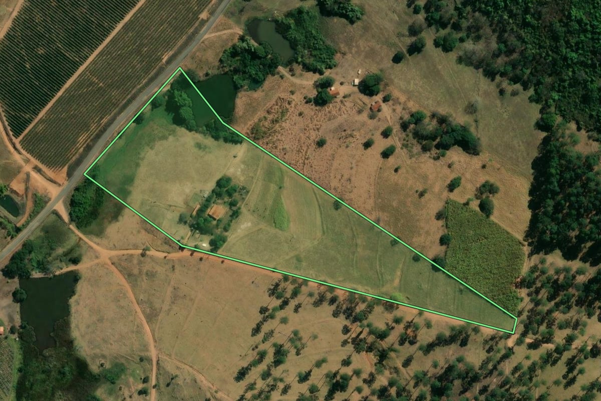 Imagem de satélite do imóvel rural em Mococa (SP), com o contorno declarado no CAR desenhado por cima.