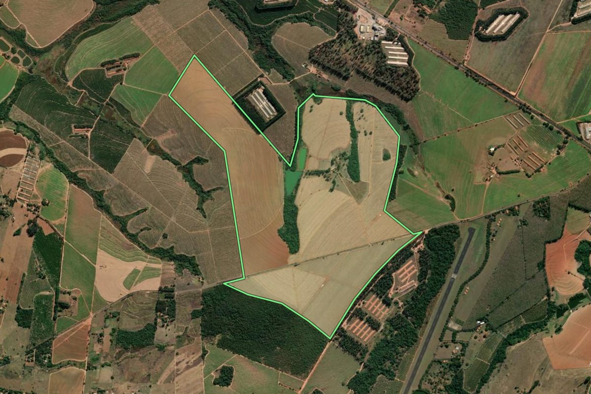 Imagem de satélite do imóvel rural em Mococa (SP), com o contorno declarado no CAR desenhado por cima.