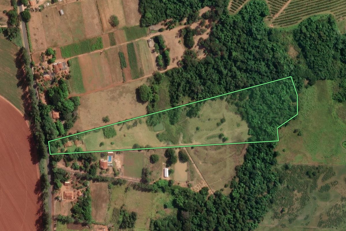 Imagem de satélite do imóvel rural em Mococa (SP), com o contorno declarado no CAR desenhado por cima.