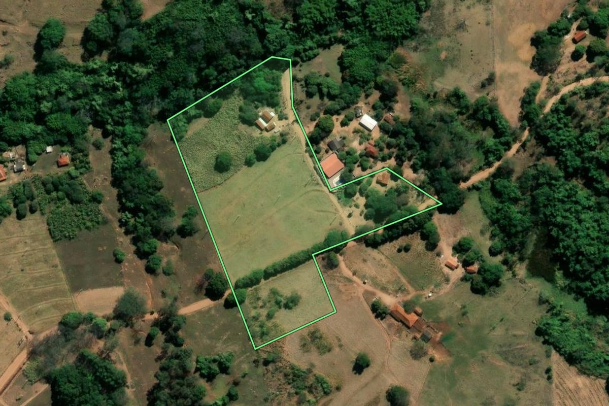 Imagem de satélite do imóvel rural em Mococa (SP), com o contorno declarado no CAR desenhado por cima.