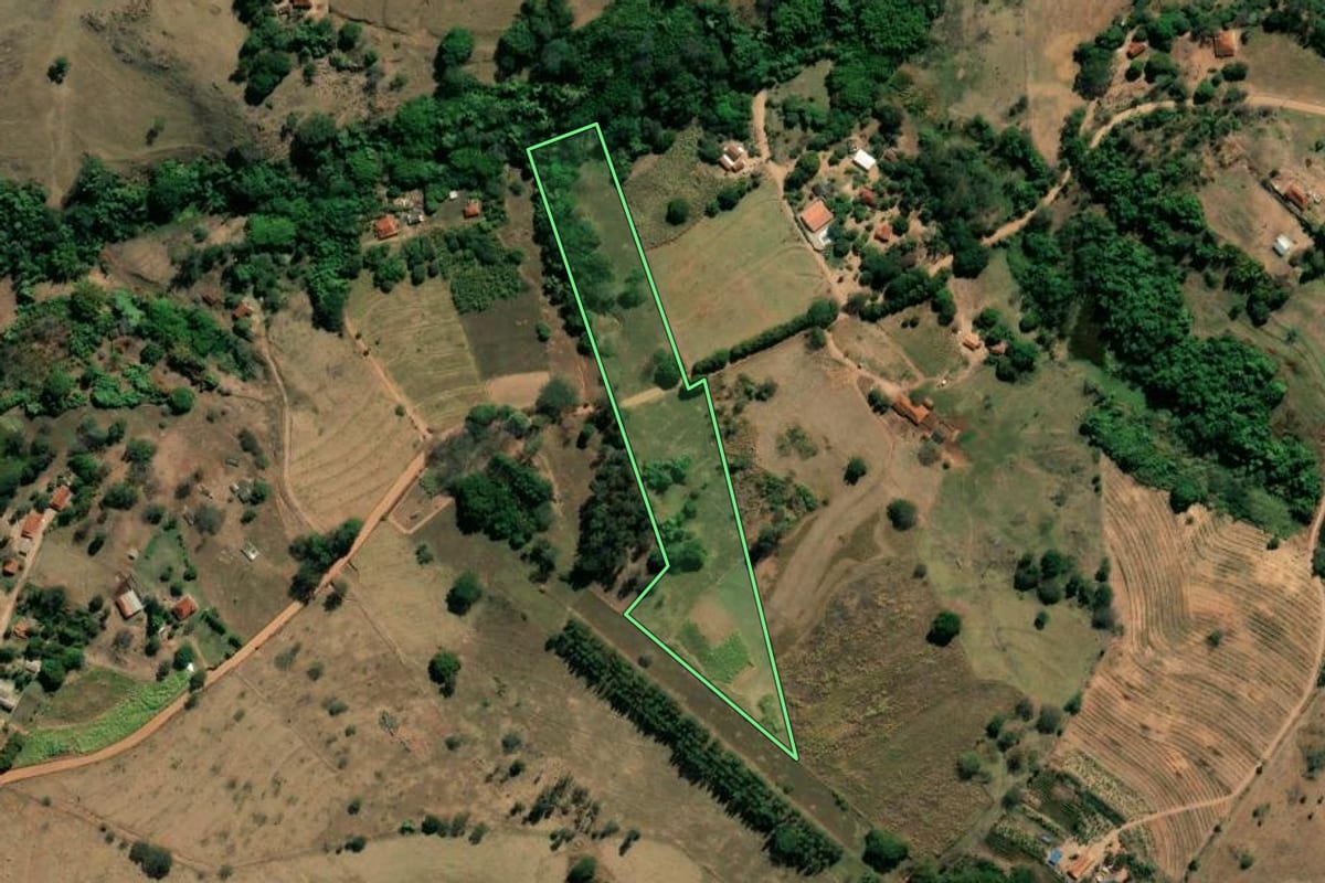 Imagem de satélite do imóvel rural em Mococa (SP), com o contorno declarado no CAR desenhado por cima.