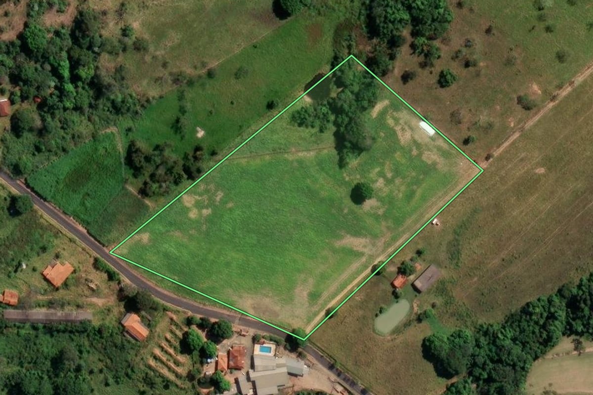 Imagem de satélite do imóvel rural em Mococa (SP), com o contorno declarado no CAR desenhado por cima.