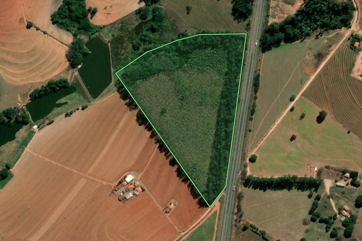 Imagem de satélite do imóvel rural em Mococa (SP), com o contorno declarado no CAR desenhado por cima.