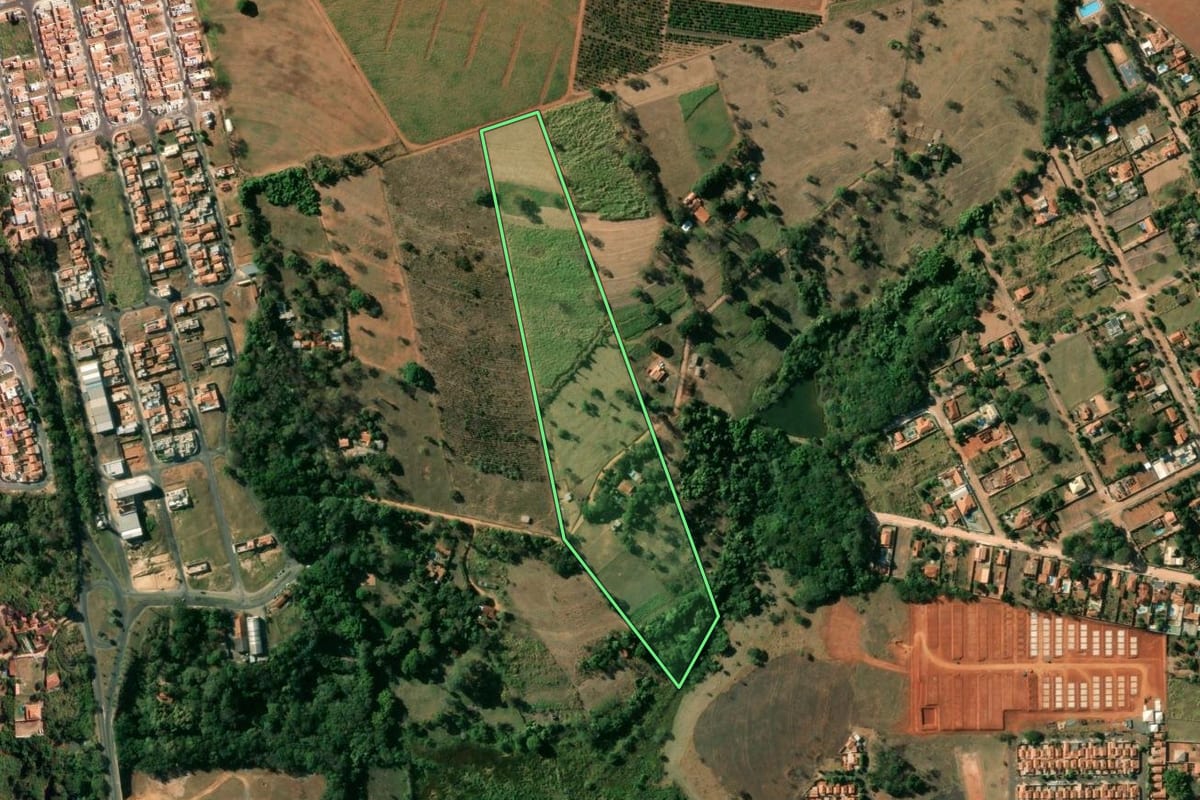 Imagem de satélite do imóvel rural em Mococa (SP), com o contorno declarado no CAR desenhado por cima.