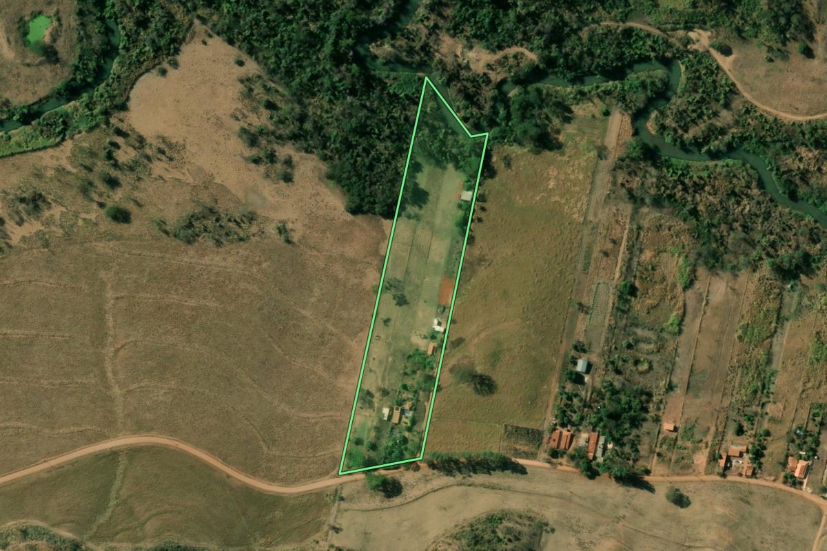 Imagem de satélite do imóvel rural em Mococa (SP), com o contorno declarado no CAR desenhado por cima.