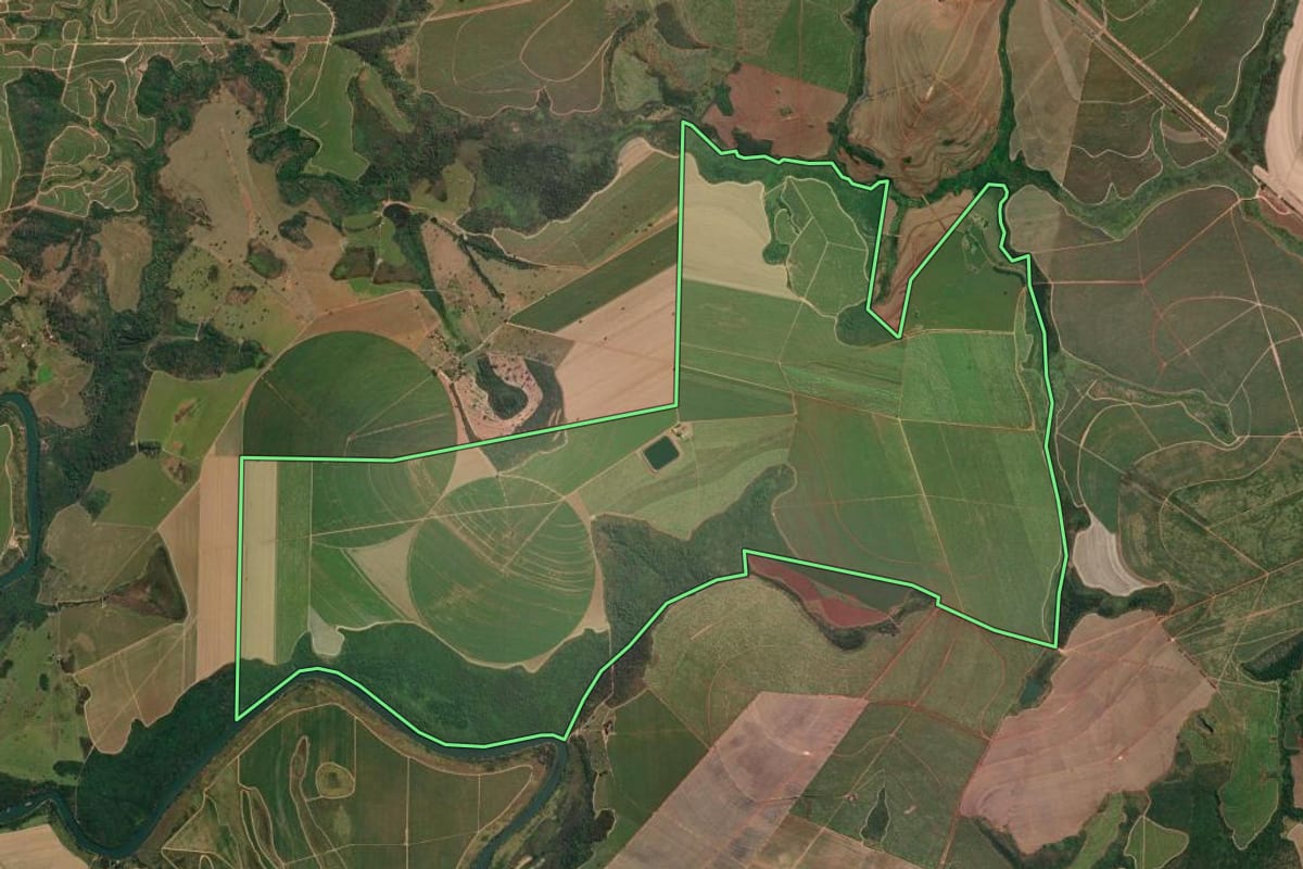Imagem de satélite do imóvel rural em Mococa (SP), com o contorno declarado no CAR desenhado por cima.