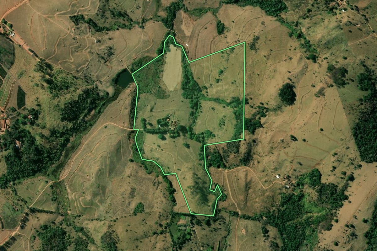 Imagem de satélite do imóvel rural em Mococa (SP), com o contorno declarado no CAR desenhado por cima.