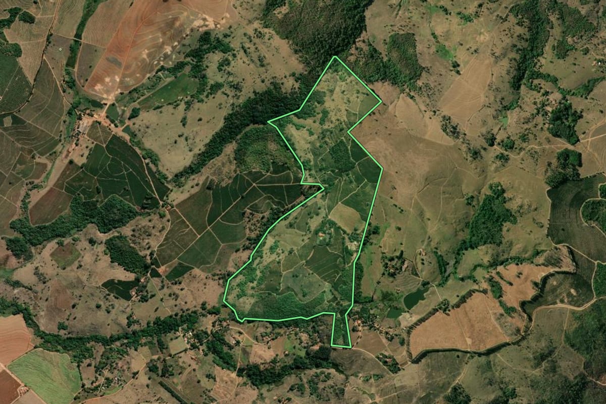 Imagem de satélite do imóvel rural em Mococa (SP), com o contorno declarado no CAR desenhado por cima.