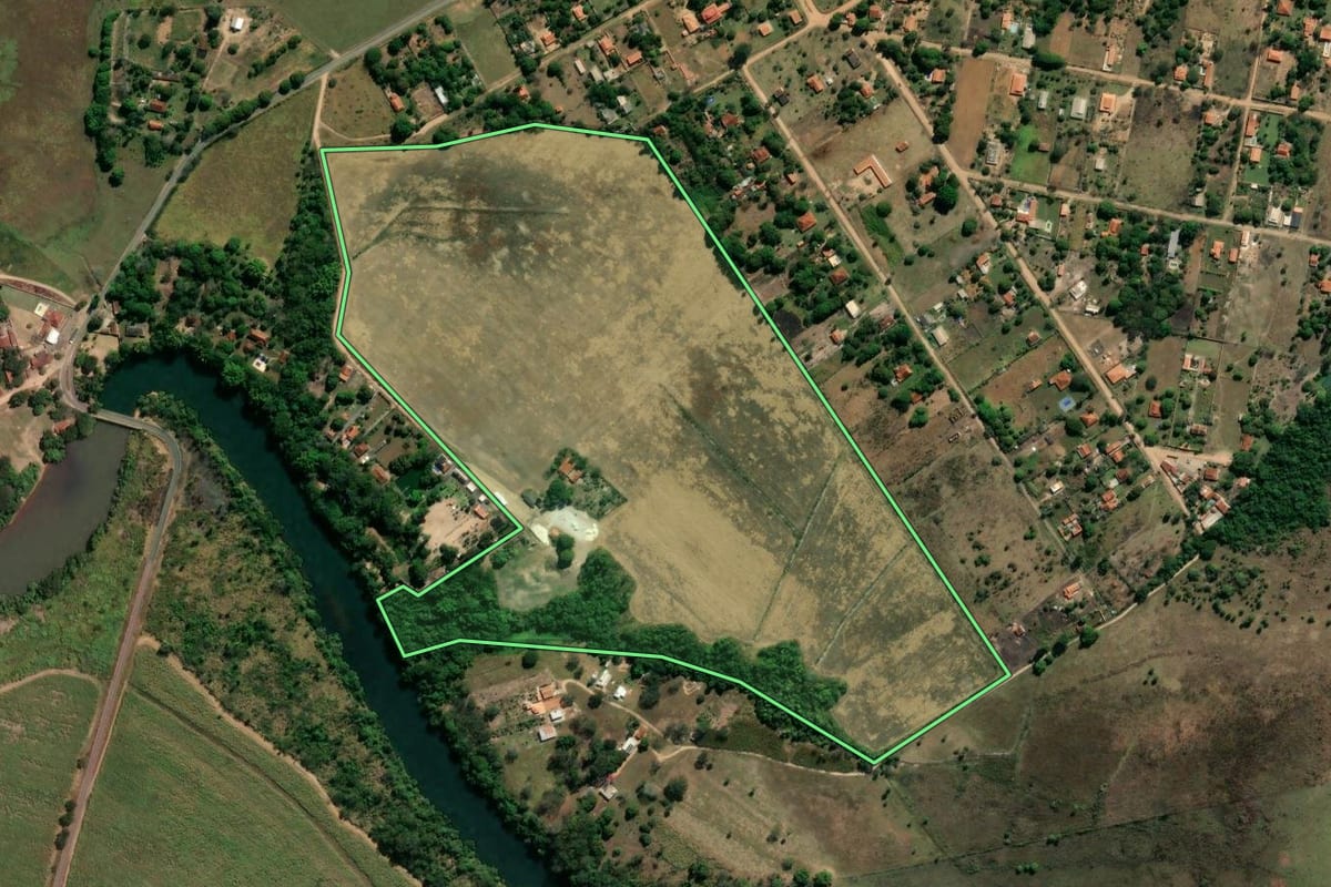 Imagem de satélite do imóvel rural em Mococa (SP), com o contorno declarado no CAR desenhado por cima.