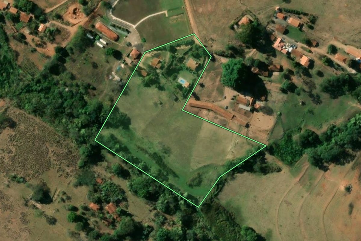 Imagem de satélite do imóvel rural em Mococa (SP), com o contorno declarado no CAR desenhado por cima.