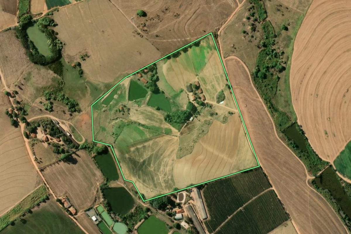 Imagem de satélite do imóvel rural em Mococa (SP), com o contorno declarado no CAR desenhado por cima.