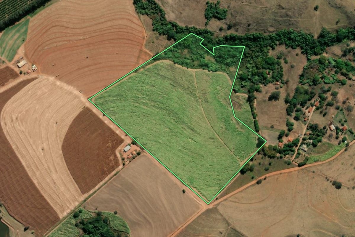 Imagem de satélite do imóvel rural em Mococa (SP), com o contorno declarado no CAR desenhado por cima.