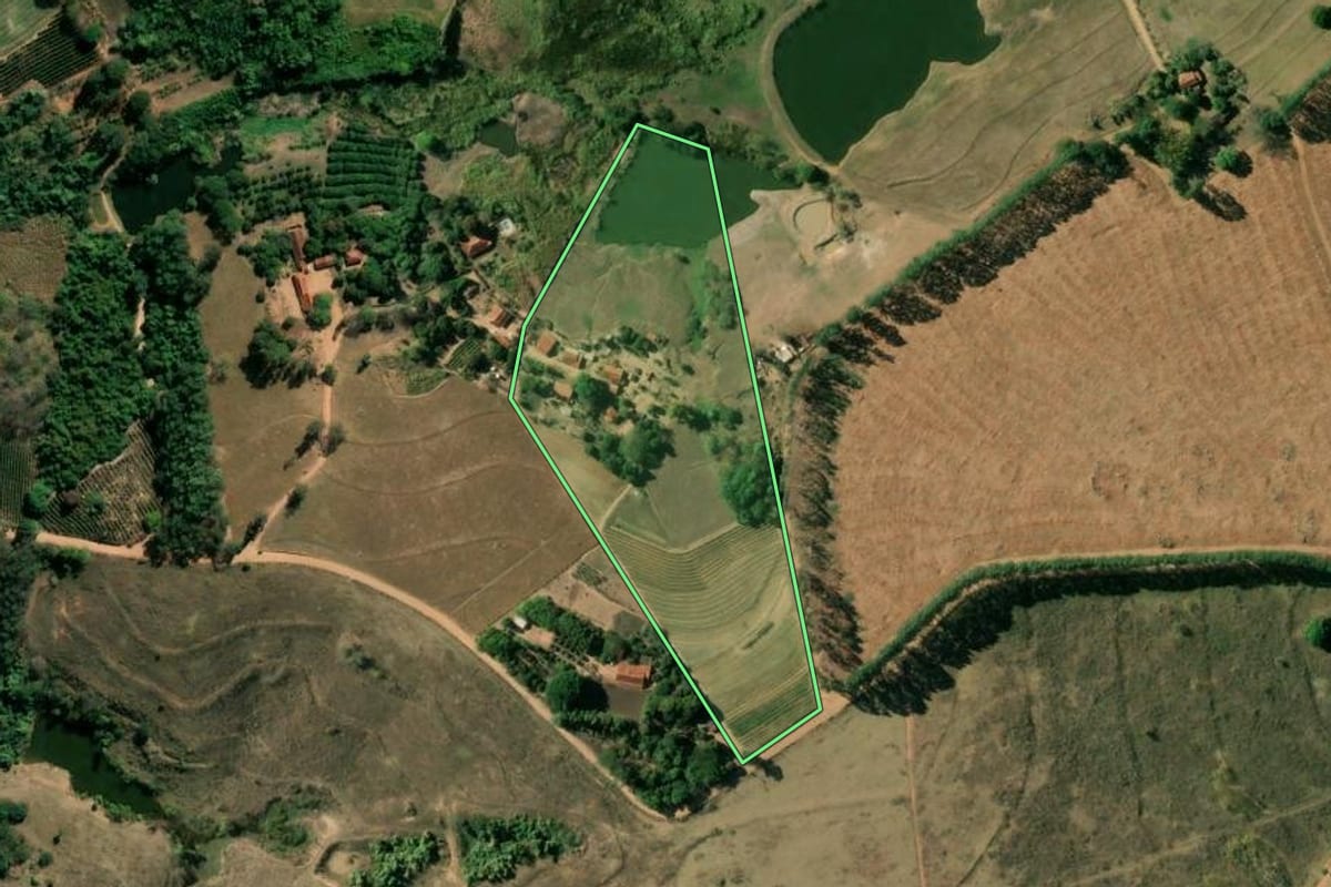 Imagem de satélite do imóvel rural em Mococa (SP), com o contorno declarado no CAR desenhado por cima.