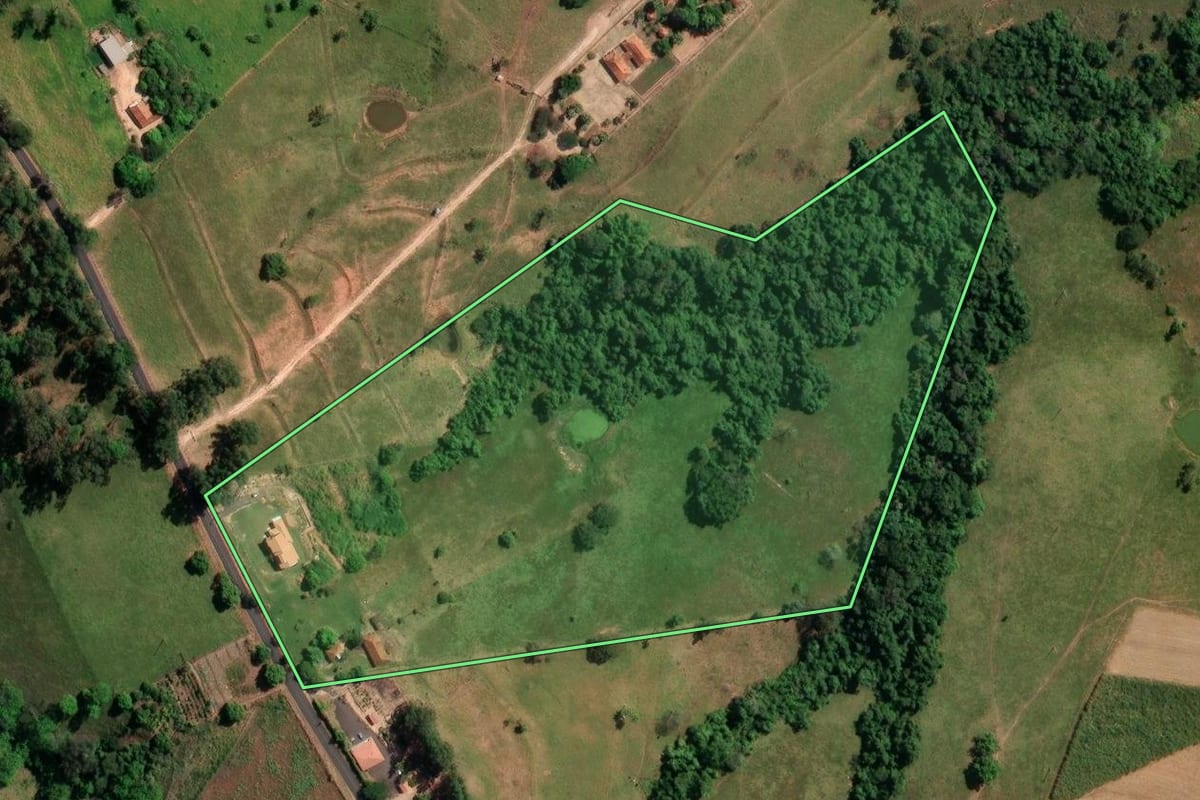 Imagem de satélite do imóvel rural em Mococa (SP), com o contorno declarado no CAR desenhado por cima.