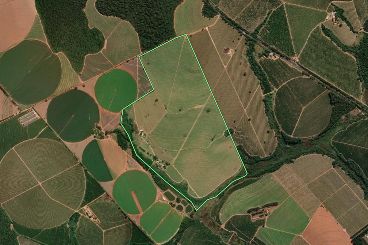 Imagem de satélite do imóvel rural em Mococa (SP), com o contorno declarado no CAR desenhado por cima.
